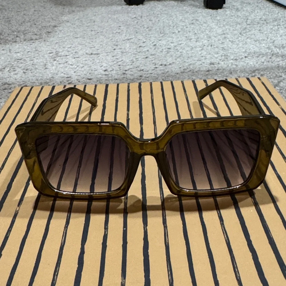 Oversized square frame sunglasses